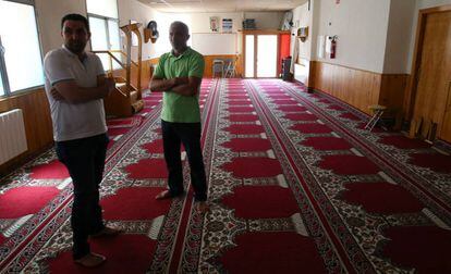 El president de la comunitat islàmica Annour de Ripoll, Ali Yassine (a l'esquerra), i el seu portaveu, Hamid Barbach, a la mesquita on predicava Es Satty.