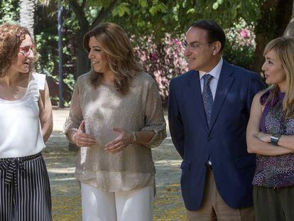 Nuria López conversa con Susana Díaz en presencia de Javier González de Lara y Carmen Castilla.