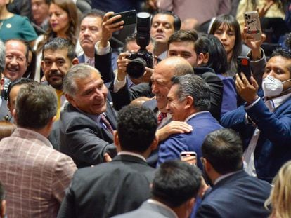 Adán Augusto y 'Alito' Moreno se dan un abrazo en la Cámara de Diputados, el 1 de septiembre.