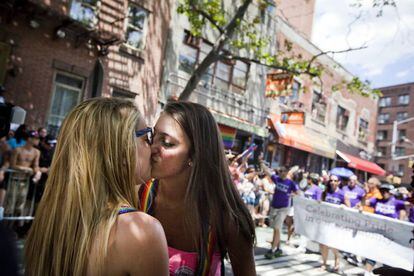 Dos j&oacute;venes se besan en el desfile del orgullo gay de 2012 en Nueva York