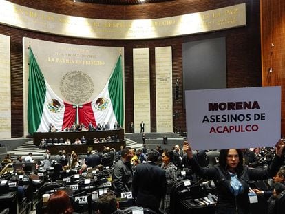 Una diputada levanta un cartel con la frase "Morena, asesinos de Acapulco", durante una sesión en el Congreso, el pasado 8 de noviembre.