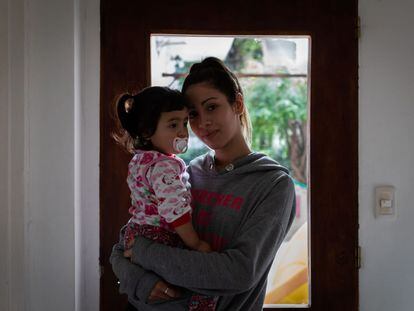 Una madre adolescente en la Fundación Kaleidos de Argentina.