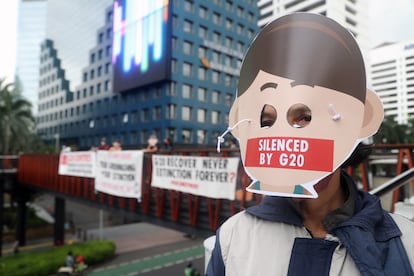 Un activista usa una máscara en un puente peatonal durante una protesta en Yakarta, Indonesia, el día 14. Docenas de activistas de Extinction Rebellion Indonesia (XR Indonesia) y Walhi Jakarta pusieron en marcha movilizaciones durante la cumbre del G-20 en Bali.