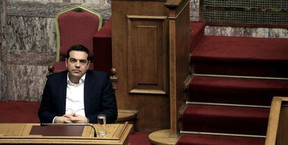 El primer ministro griego Alexis Tsipras participa en una sesi&oacute;n del Parlamento.