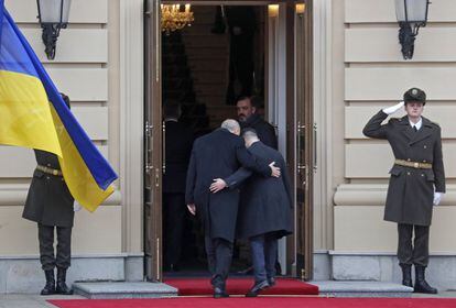 El presidente ucraniano Volodímir Zelensko (a la derecha) y el presidente turco Recep Tayyip Erdogan entran en el palacio Marinski en Kiev (Ucrania).