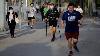 Varias personas hacen deporte por la Avenida Diagonal, en Barcelona.