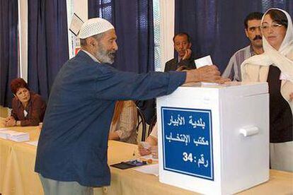 Un argelino introduce su voto en un colegio electoral de Argel, el jueves  en el referéndum sobre la reconciliación.