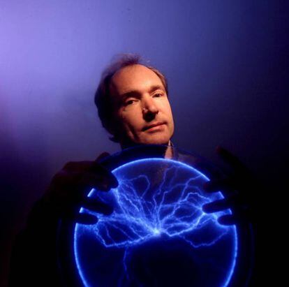 El físico británico convertido en programador Tim Berners-Lee diseñó buena parte del lenguaje de programación que hizo accesible internet para el gran público. Hoy se celebra 30 años de su propuesta del sistema que se convertiría en la World Wide Web.