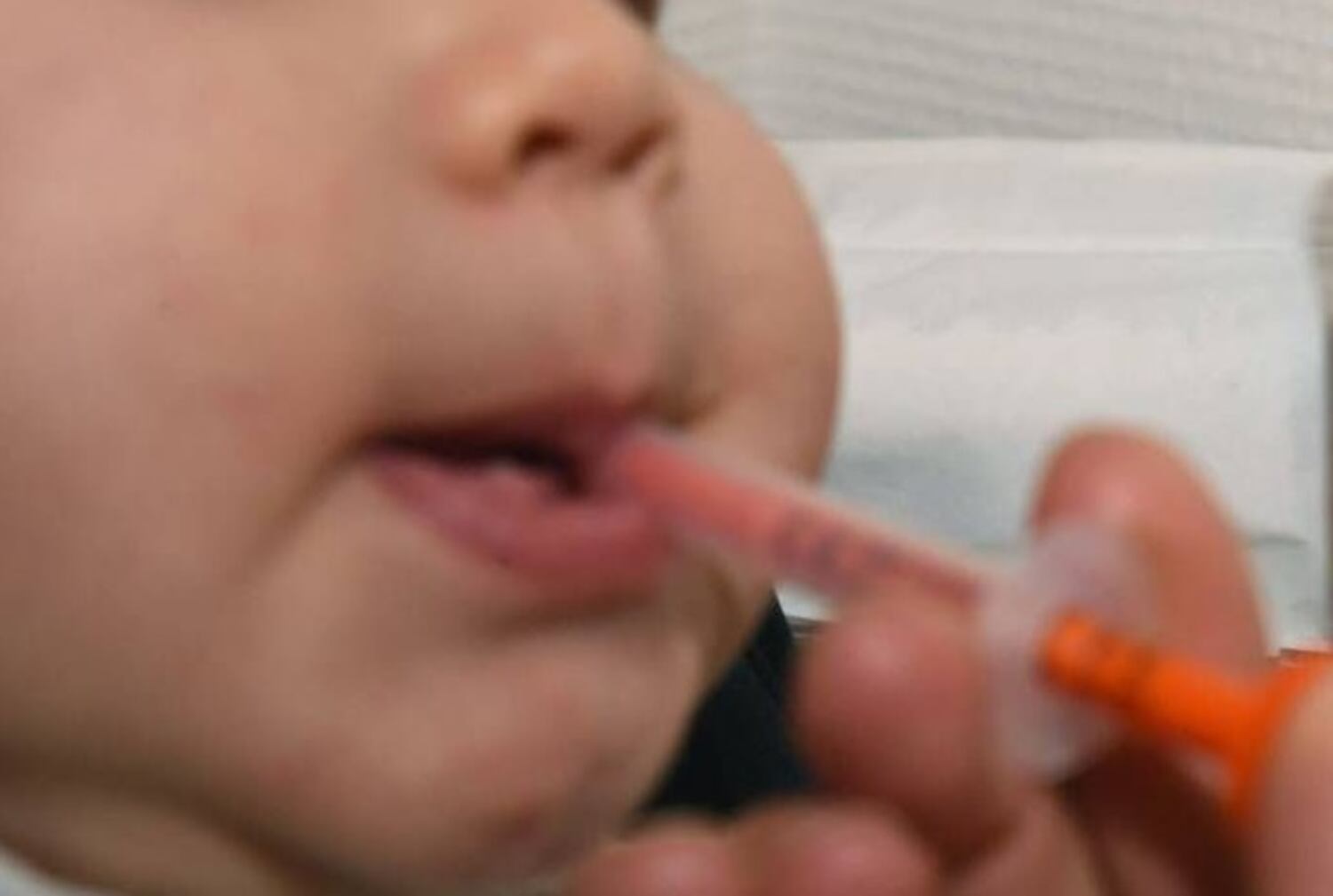 Un niño recibe un suplemento de vitamina D mediante una pipeta.