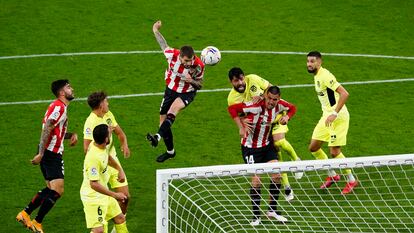 Iñigo Martínez marca el gol de la victoria este domingo ante el Atlético en San Mamés.