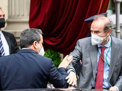 El jefe negociador nuclear iraní, Abbas Araghchi (izquierda), y el vicesecretario general del servicio exterior europeo, Enrique Mora, al inicio de la última ronda de contactos en Viena, la semana pasada.