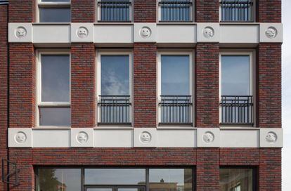 Fachada con emoticonos de un edificio residencial de Amersfoort (Holanda) proyectado por Changiz Tehrani.