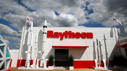 Expositor de Raytheon en la feria aeronáutica de Le Bourget (cerca de París) en 2019.