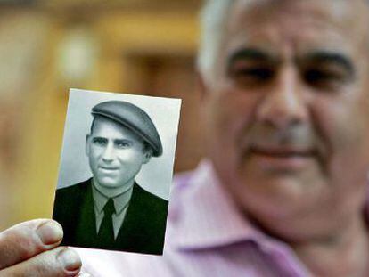 Antonio Solsona muestra una fotograf&iacute;a de su padre, Pedro, fusilado en 1947. 