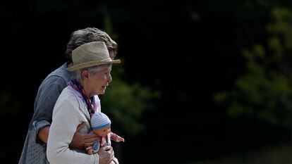 Una mujer de 87 años con alzhéimer camina acompañada en una residencia de afectados en Dax (Francia).