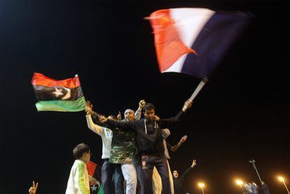 Los opositores a Gadafi agitan en Bengasi su bandera tricolor y la bandera francesa tras la aprobación de la resolución de la ONU que autoriza el uso de la fuerza contra Gadafi. "1,2,3 gracias Sarkozy", gritan los manifestantes.