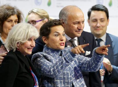En primer plano, la francesa Laruence Tubiana y la costarricense Christiana Figueres, tras conseguirse cerrar el Acuerdo de París en 2015.