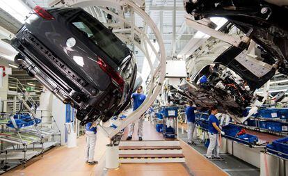 Producción de coches Golf en la fábrica de Wolfsburgo (Alemania), de Volkswagen.