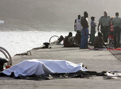 Una persona ha llegado muerta en el cayuco que transportaba a 80 inmigrantes y que desembarcó en el municipio gomero de Alajeró