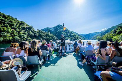 Música en un crucero fluvial durante el festival Ribeira Sacra de 2019.