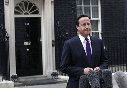 El primer ministro brit&aacute;nico, David Cameron, durante su comparecencia a las puertas de Downing Street tras ser informado de la captura de Gadafi.