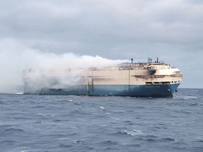 El barco Felicity Ace, que tuvo que varar en las Azores a causa de un incendio.