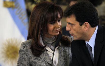 La presidenta argentina Cristina Fernandez de Kirchner escucha a Sergio Massa durante la jura de su cargo en 2008. 