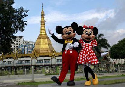 Mickey y Minnie Mouse frente a la pagoda de Suu lay en Rang&uacute;n (Birmania)