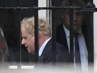El primer ministro británico en la entrada trasera de Downing Street, este lunes.