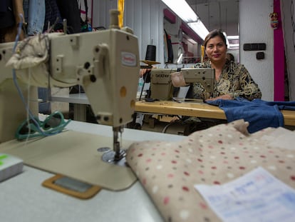 Faby, en su taller de arreglos de ropa en el Eixample de Barcelona.