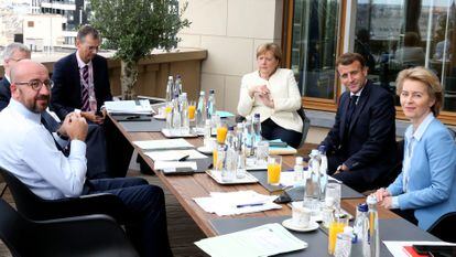 En primer término Charles Michel (izquierda) y Ursula von der Leyen.  Junto a esta, Emmanuel Macron y Angela Merkel, reunidos en una terraza del edificio Europa.