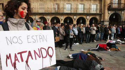 Concentración en la Plaza Mayor de Salamanca de los alumnos de la facultad de Bellas Artes donde cursó sus estudios universitarios Laura Luelmo.