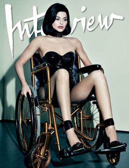 Kylie Jenner posa en silla de ruedas para 'Interview'.