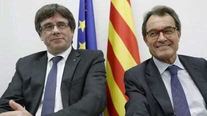 Fotografía de archivo del los ex presidentes de la Generalitat de Cataluña, Carles Puigdemont y Artur Mas.