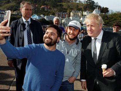 Boris Johnson, durante un acto electoral con seguidores en Llandudno (Gales), este lunes.