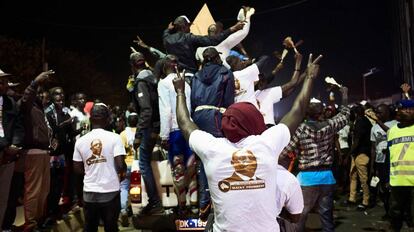 Partidarios del presidente Sall celebran en las calles la autoproclamada victoria de su candidato, ayer en Dakar.