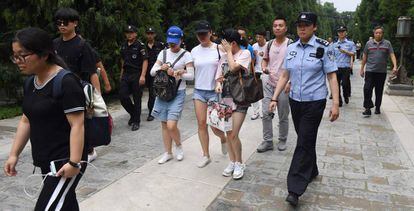 La policía escolta en Pekín a varios manifestantes afectados por las pérdidas de las plataformas P2P. 