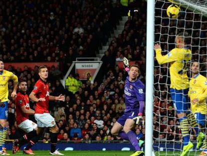 Van Persie, cuarto por la izquierda observa la trayectoria del balón que acabaría entrando en la portería del Arsenal. 
 
 