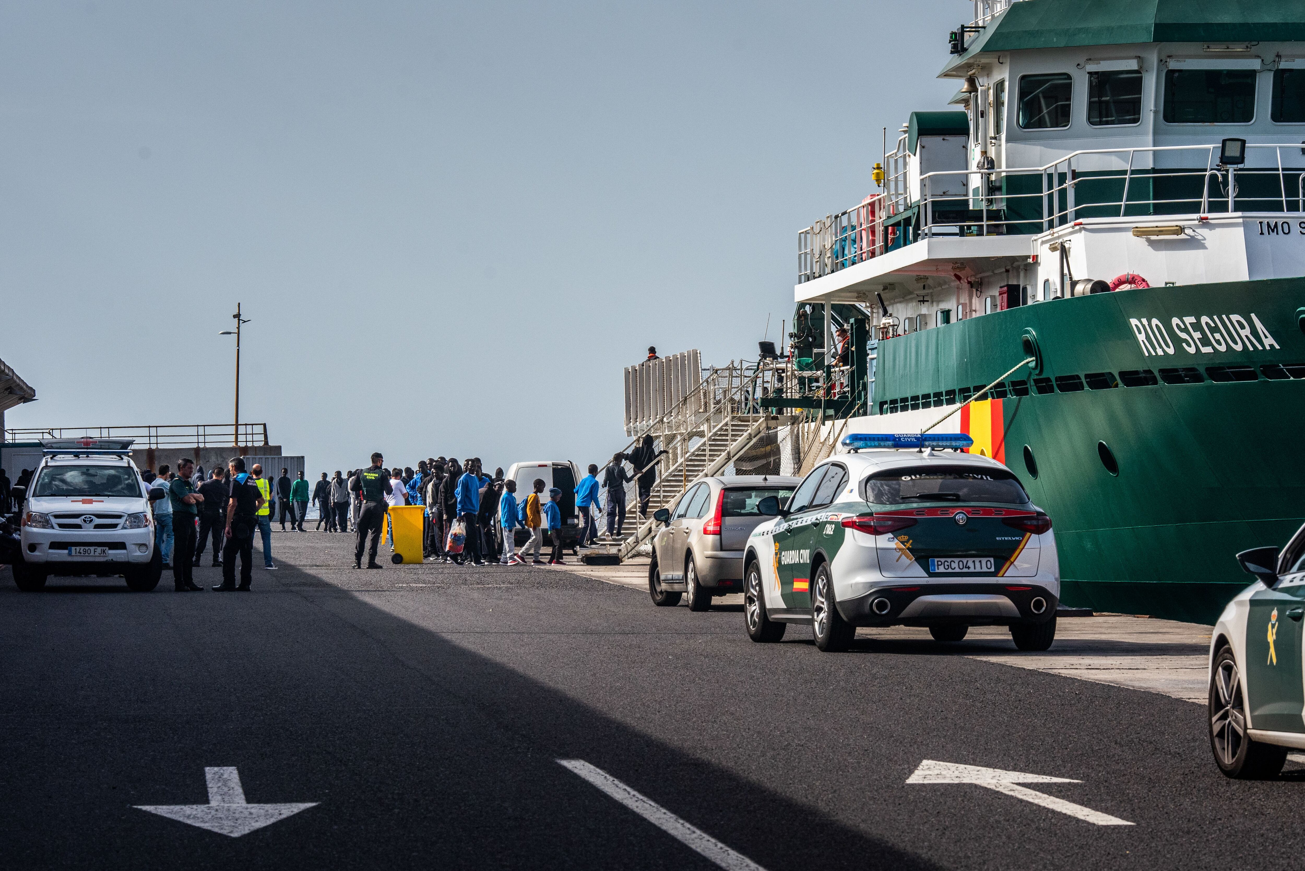 Desplazamiento de cientos de migrantes desde el puerto de La Estaca, en la isla de El Hierro, hacia Tenerife. 
