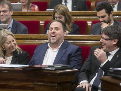 Neus Munté, Oriol Junqueras y Artur Mas ríen en el Parlament.