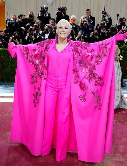 Glenn Close llevó un total look de color fucsia para la última edición de la gala Met, con pantalón, blusa y capa con bordados de flores de Valentino, diseñado en exclusica para la actriz por el director creativo de la casa, Pierpaolo Piccioli.