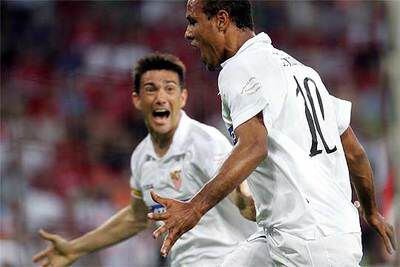 Luis Fabiano y Martí corren, alborozados, tras el primer gol del Sevilla.