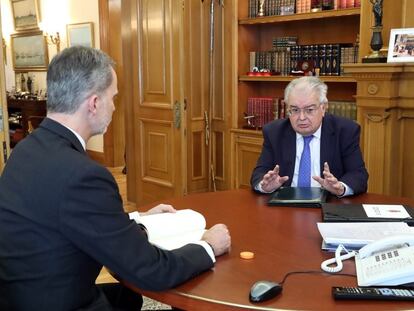 El Rey reunido con el presidente del Tribunal Constitucional, Juan José González Rivas, el pasado 29 de mayo.