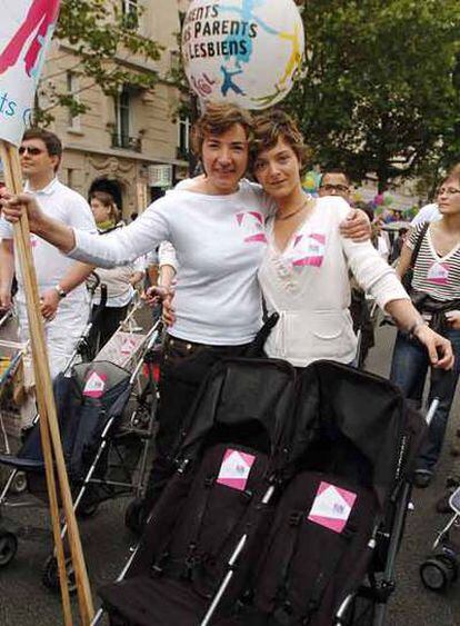 UNA PAREJA DE MUJERES REIVINDICA EL DERECHO A LA ADOPCIÓN DURANTE UNA MARCHA POR LOS DERECHOS DE LOS HOMOSEXUALES EN PARÍS.