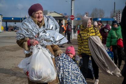 El frío es uno de los enemigos a los que se enfrentan los refugiados que huyen desde Ucrania hacia Moldavia. En el punto fronterizo de Palanca, al sur, se han repartido mantas térmicas que se vuelan con el fuerte viento.