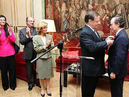 Claude Blanchemaison, embajador de Francia en España, impone la condecoración a Gregorio Marañón y Bertrán de Lis.