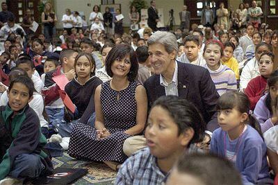 John Kerry, junto a Becky Chávez, sobrina del líder sindicalista César Chávez, en un foro en Sacramento, el pasado marzo.