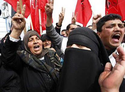 Palestinos en una manifestación contra el bloqueo israelí, cerca del paso de Rafah, en Gaza.