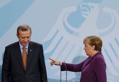 La canciller alemana, Angela Merkel, y el primer ministro turco, Tayip Erdogan, durante una rueda de prensa conjunta en la capital alemana.