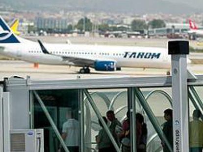 Pasajeros embarcan en un avión en la Terminal 1 del aeropuerto de El Prat en Barcelona.